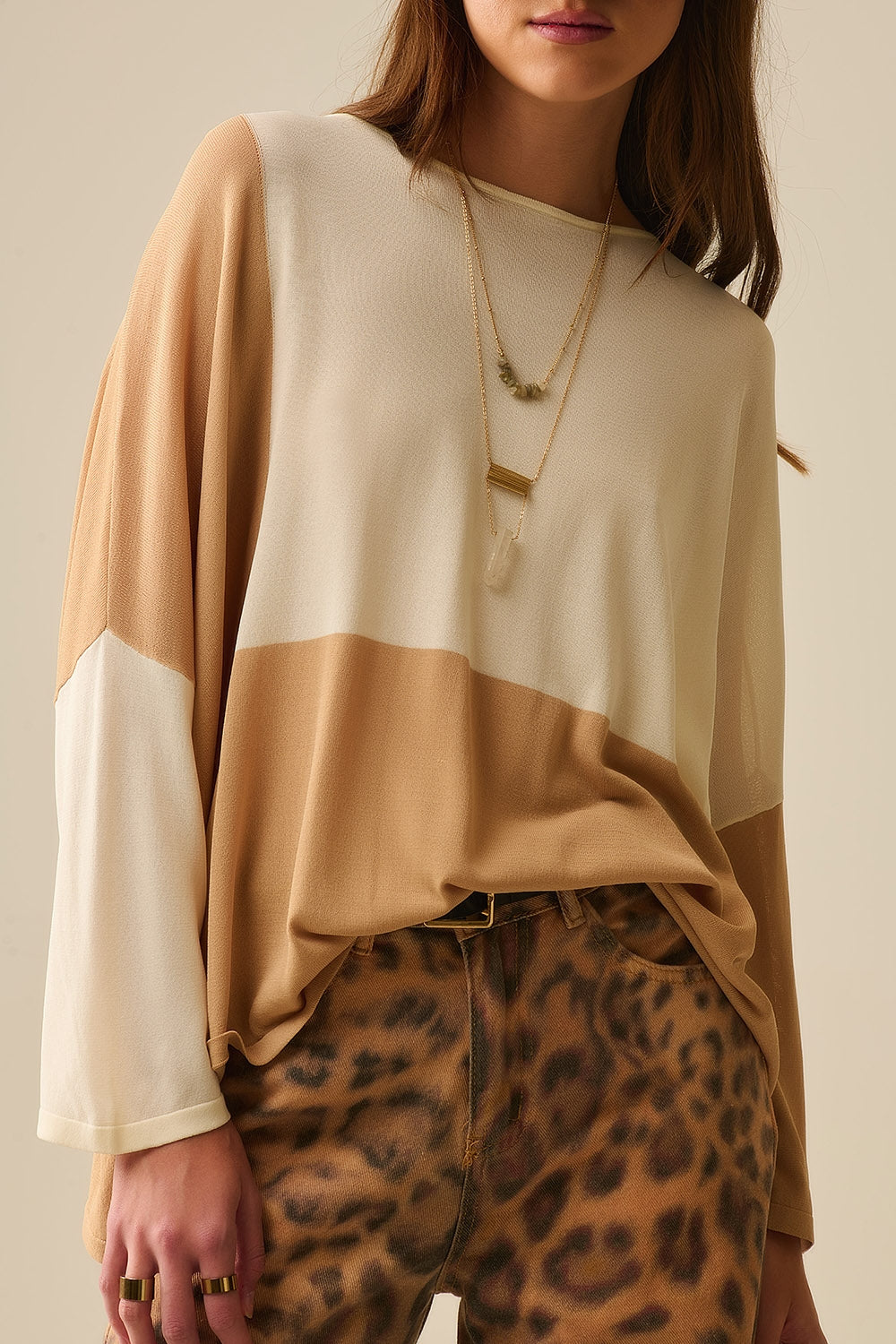 sueter color block con mangas de murcielago En Blanco y camel Q2