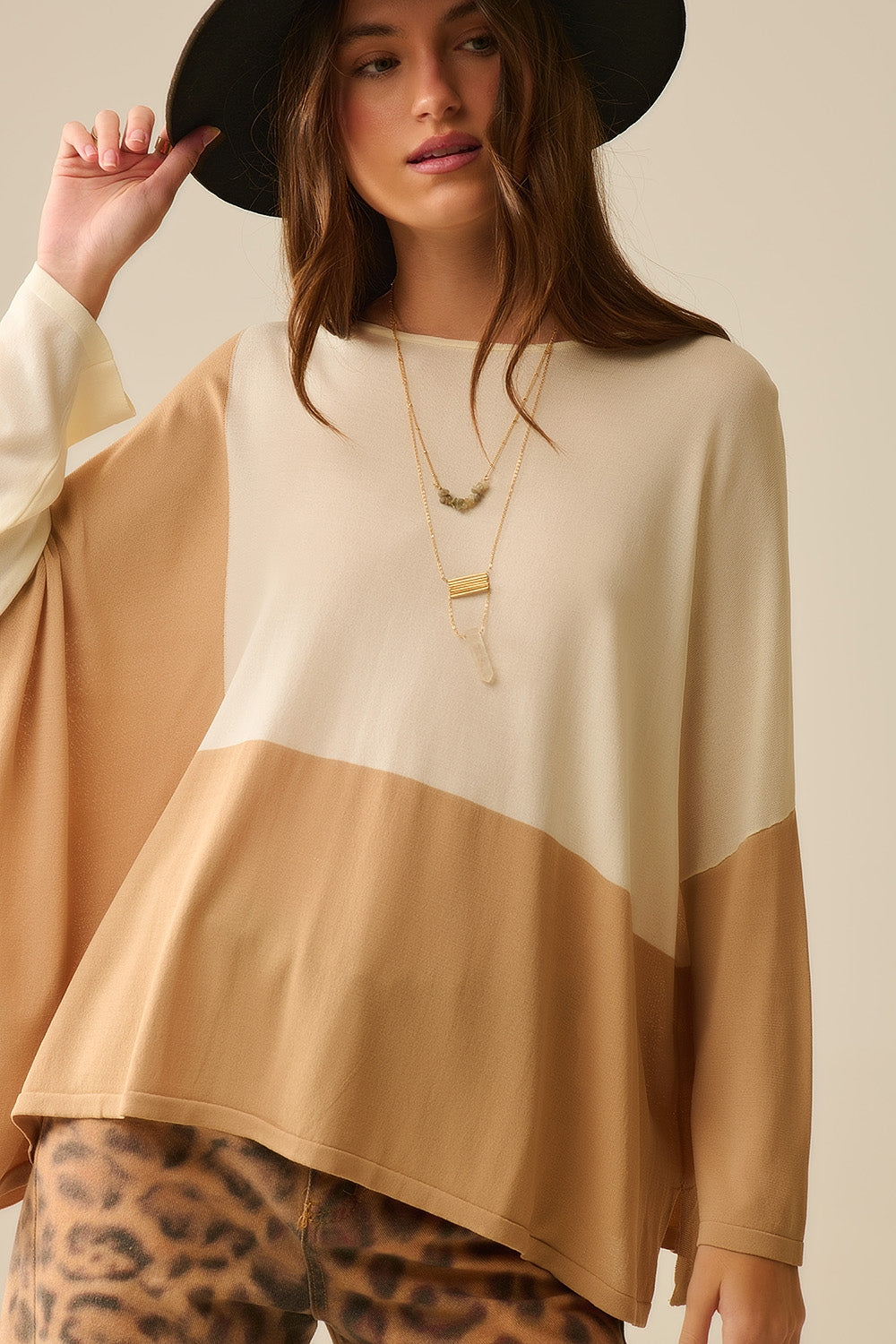sueter color block con mangas de murcielago En Blanco y camel Q2