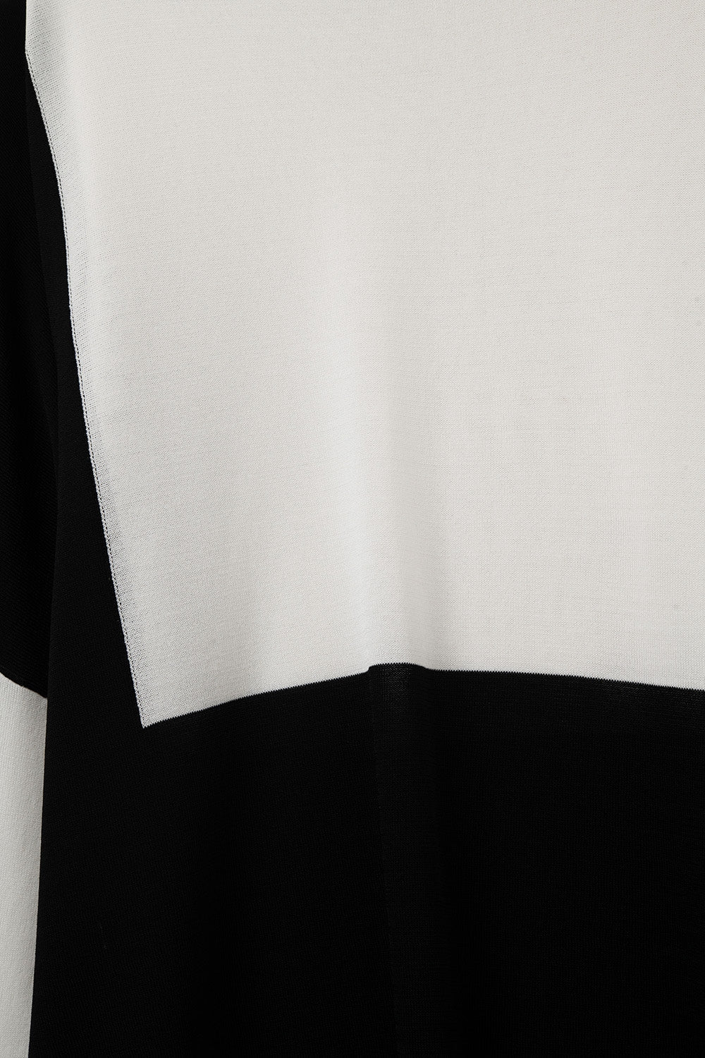 sueter color block con mangas de murcielago En Blanco y negro Q2