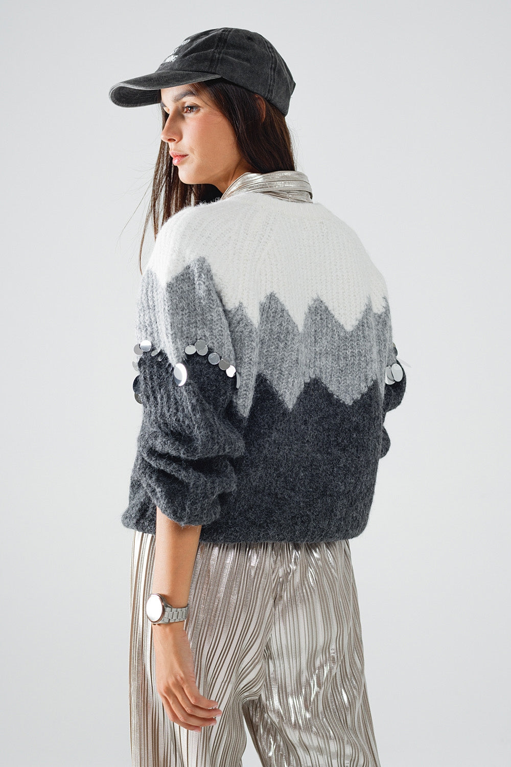 Suéter con diseño de espiga y detalles de lentejuelas en gris Q2