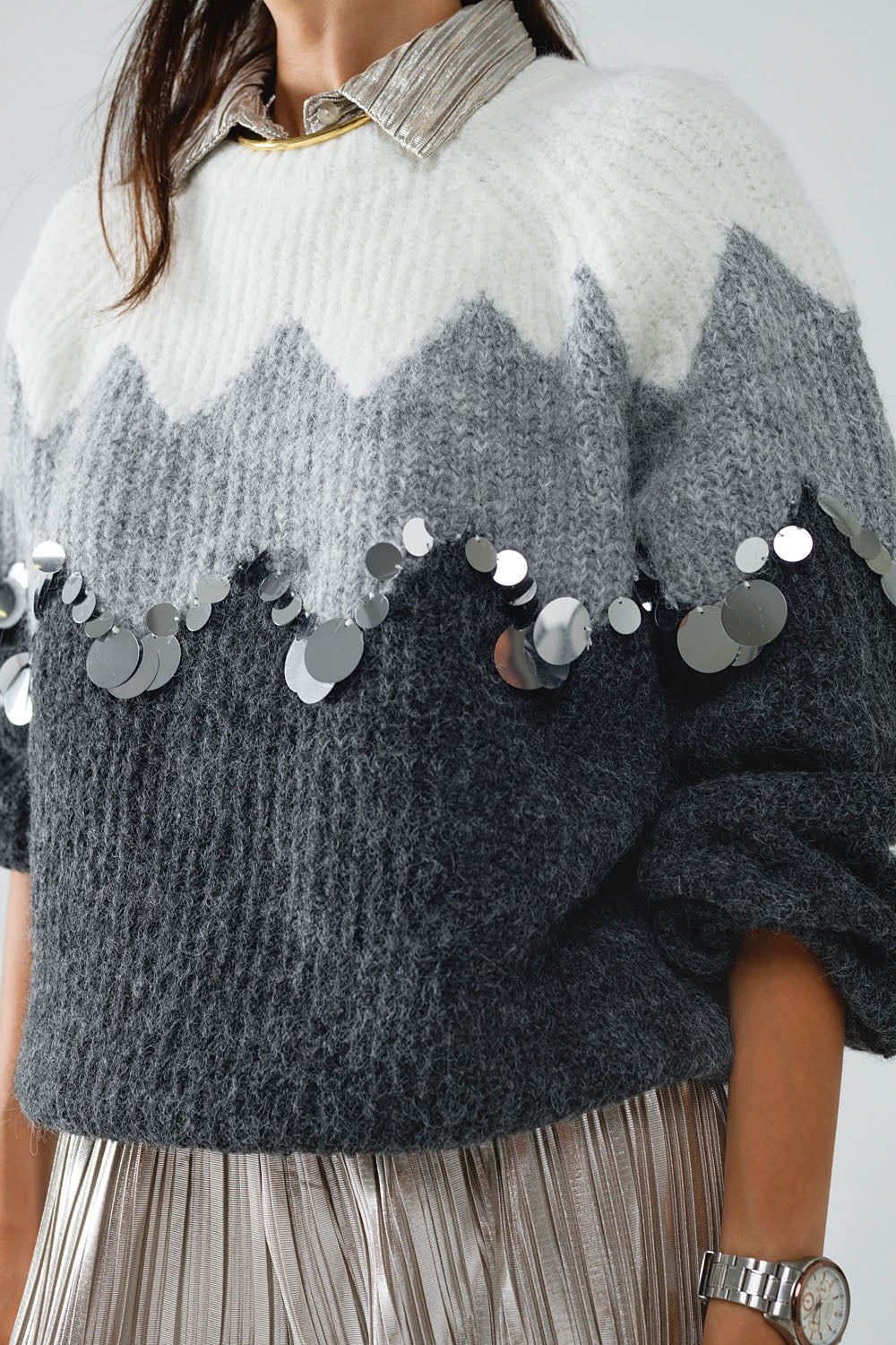 Suéter con diseño de espiga y detalles de lentejuelas en gris Q2