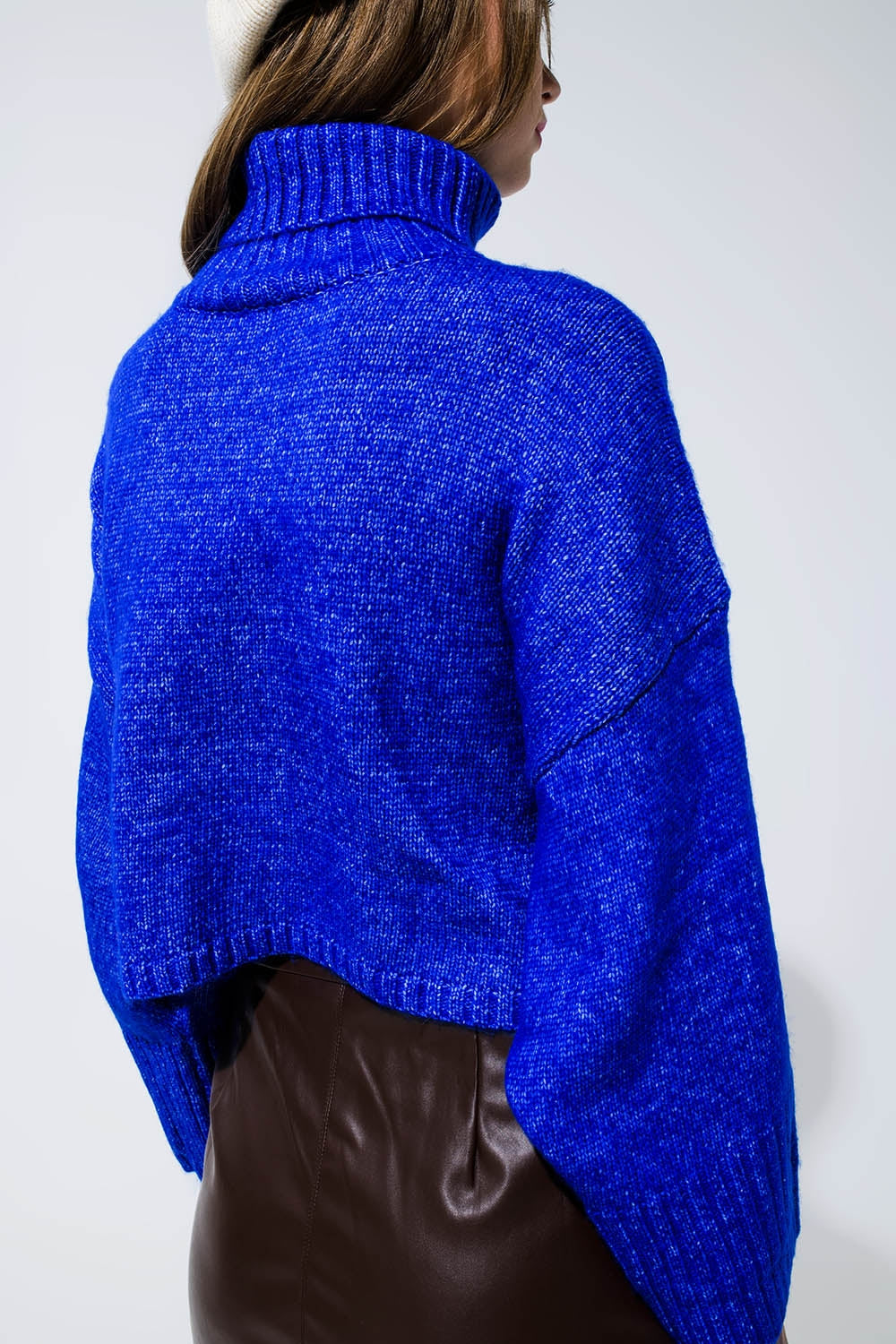 Suéter corto de punto grueso con cuello de tortuga en azul Q2