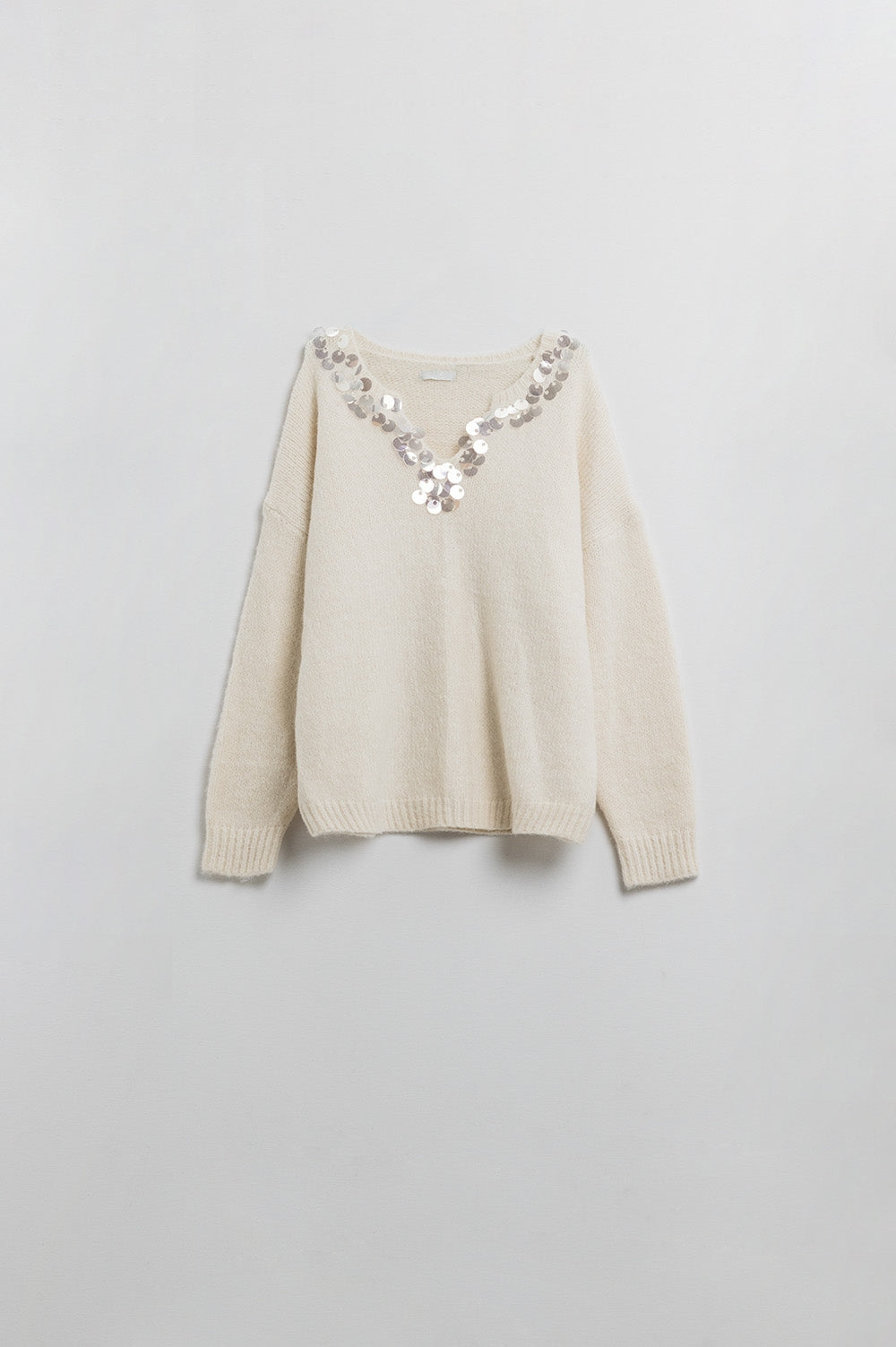 Suéter crema con cuello en V y detalle de lentejuelas Q2
