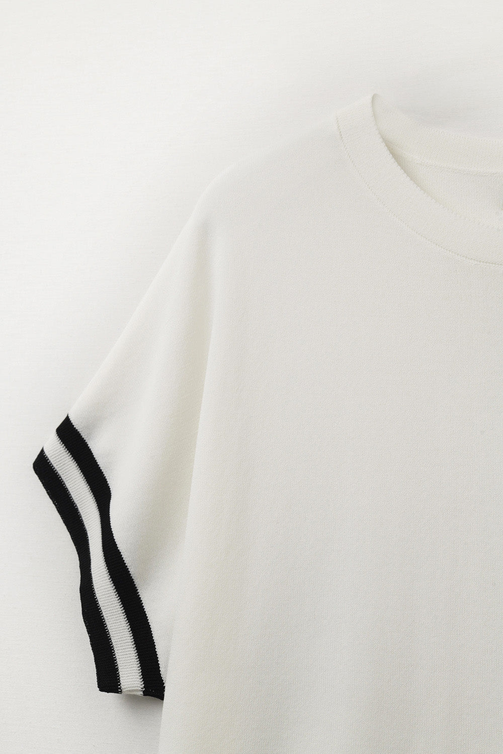 Suéter de ajuste relajado en blanco con detalle de contraste negro Q2