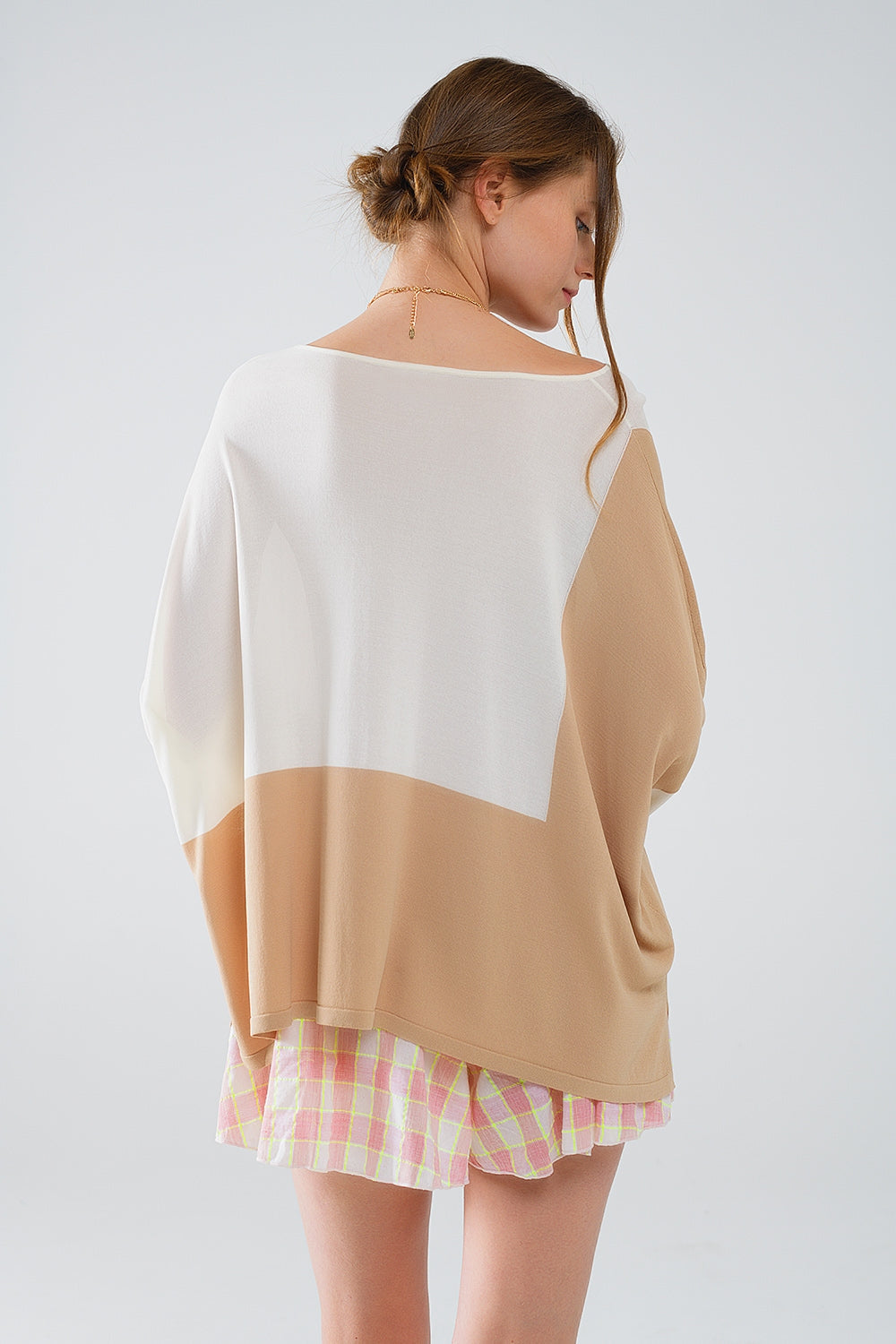 Suéter de bloques de color con mangas de murciélago en blanco y beige Q2
