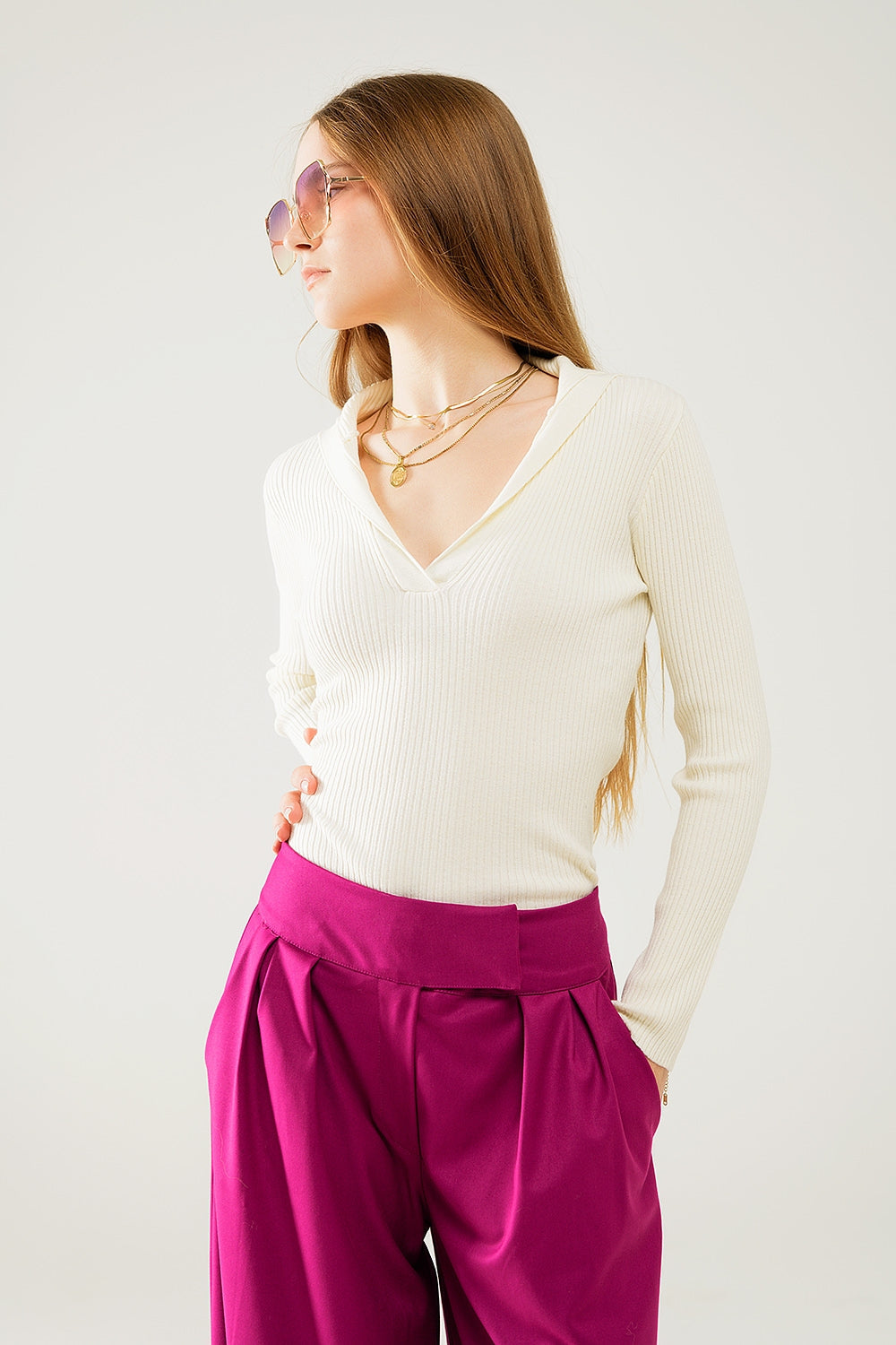 Suéter de canalé con cuello en color crema y mangas largas Q2