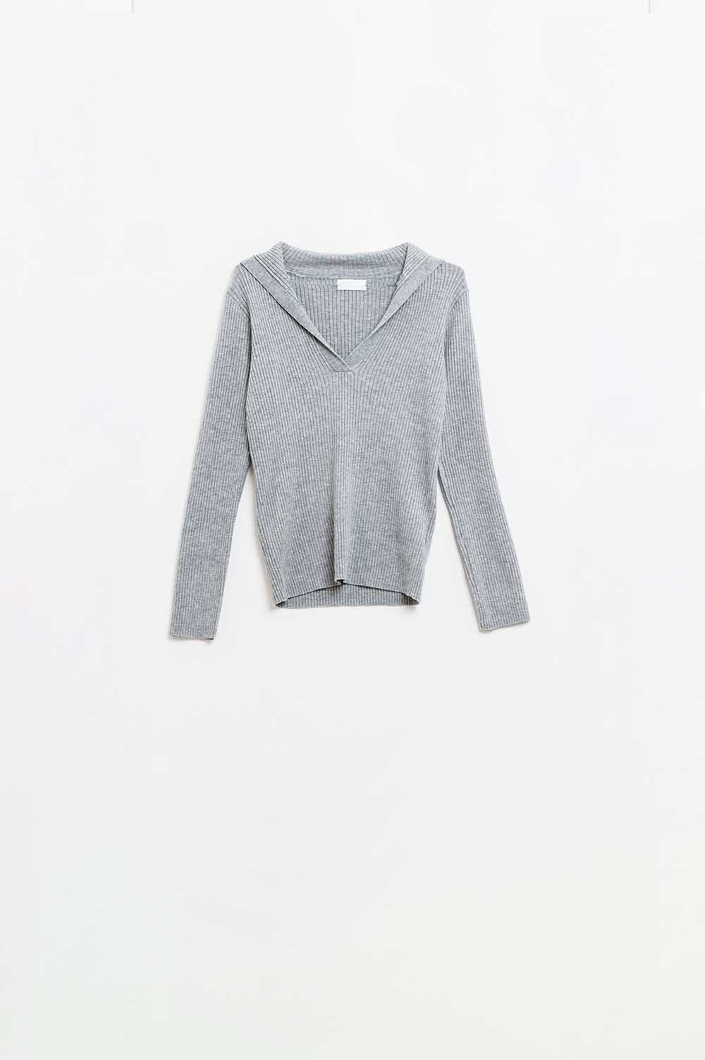 Q2 Suéter de canalé con cuello gris y mangas largas