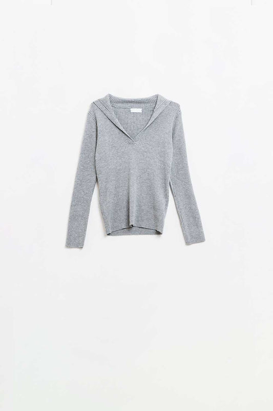 Q2 Suéter de canalé con cuello gris y mangas largas