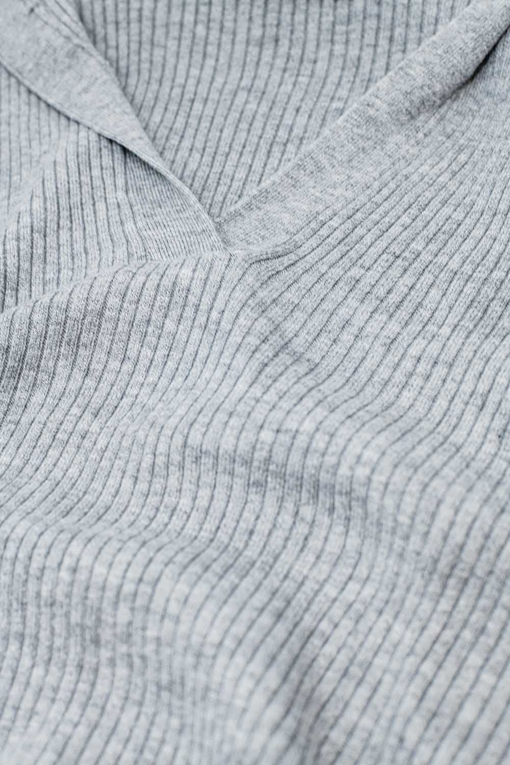Suéter de canalé con cuello gris y mangas largas Q2