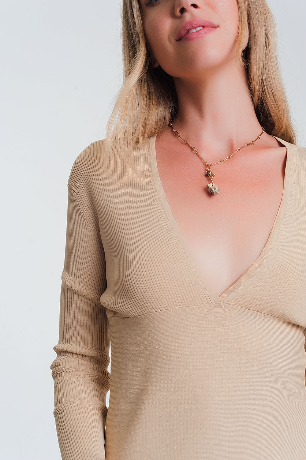 Sueter de canale en beige de cuello pico Q2