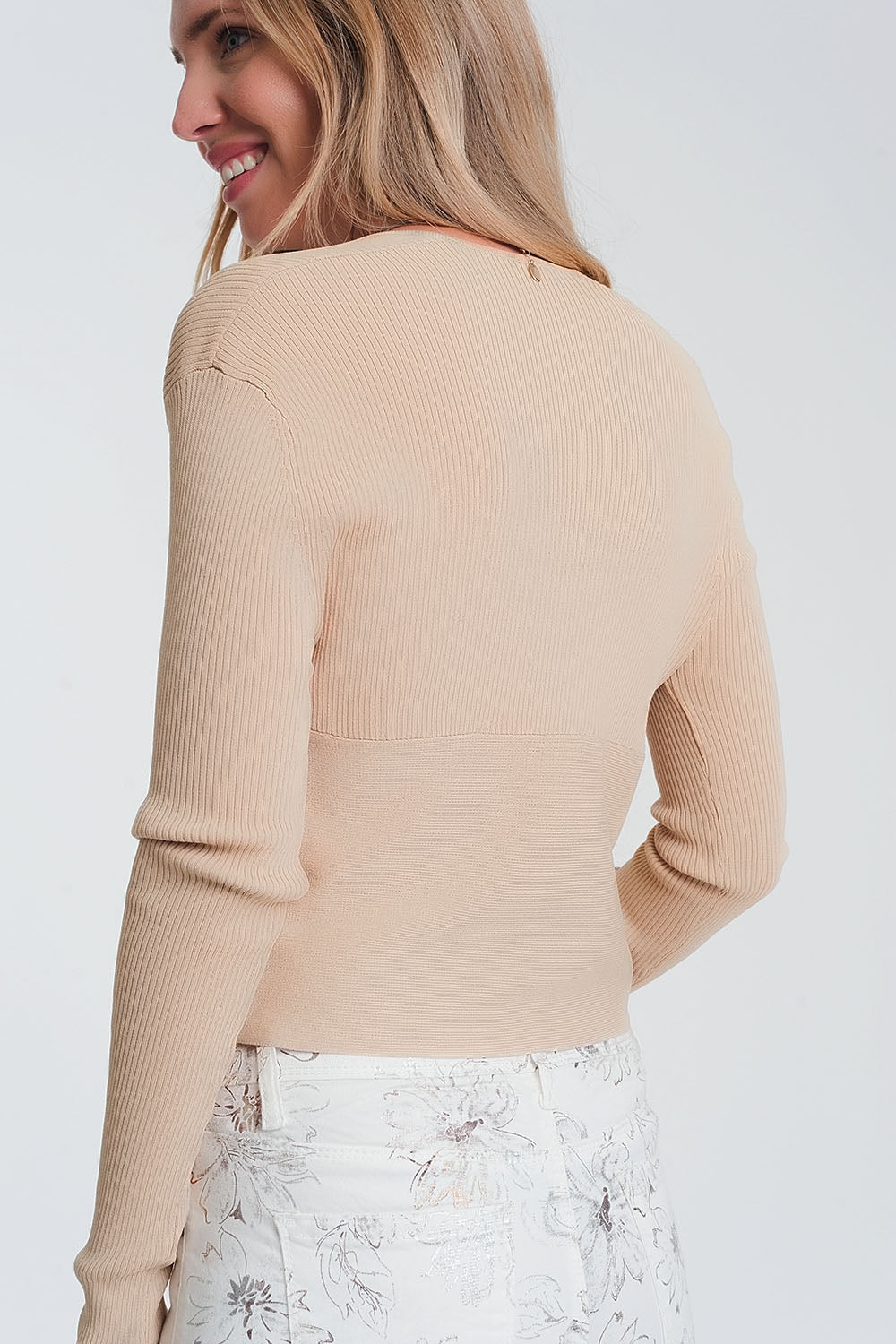 Sueter de canale en beige de cuello pico Q2
