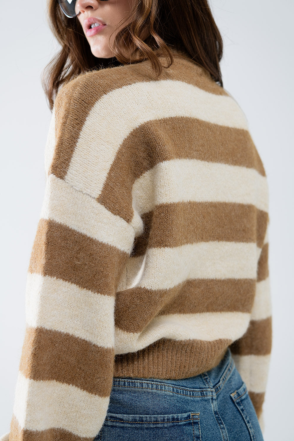 Suéter de cuello alto de rayas beige Q2