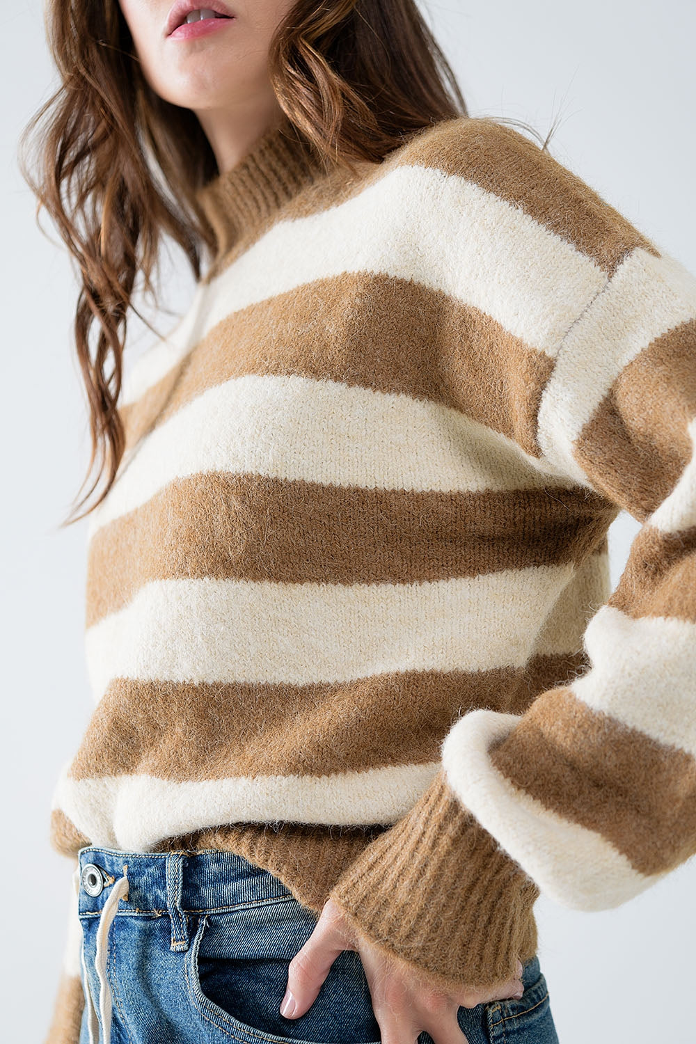 Suéter de cuello alto de rayas beige Q2