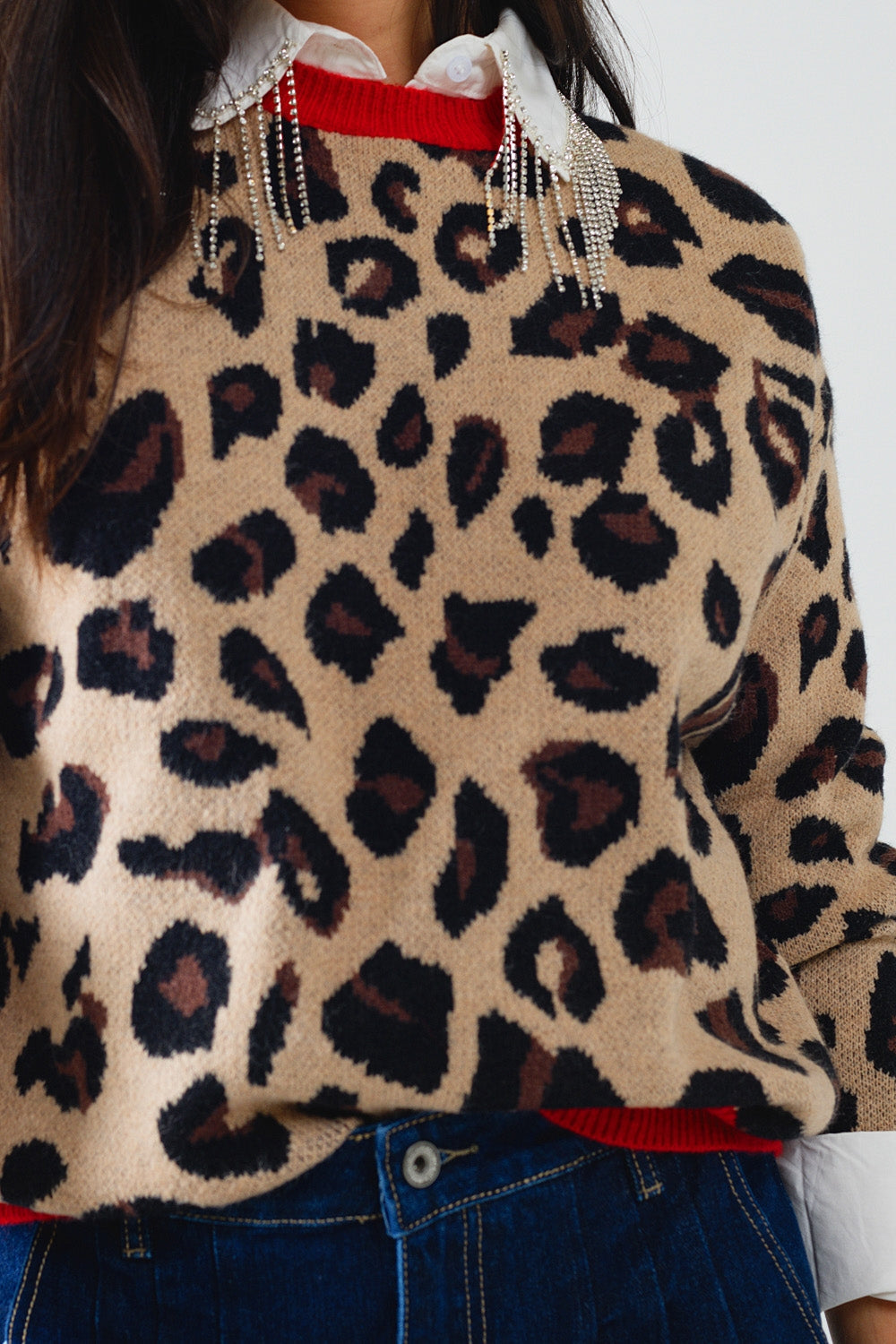 Suéter de leopardo con detalle rojo en el cuello y las mangas Q2