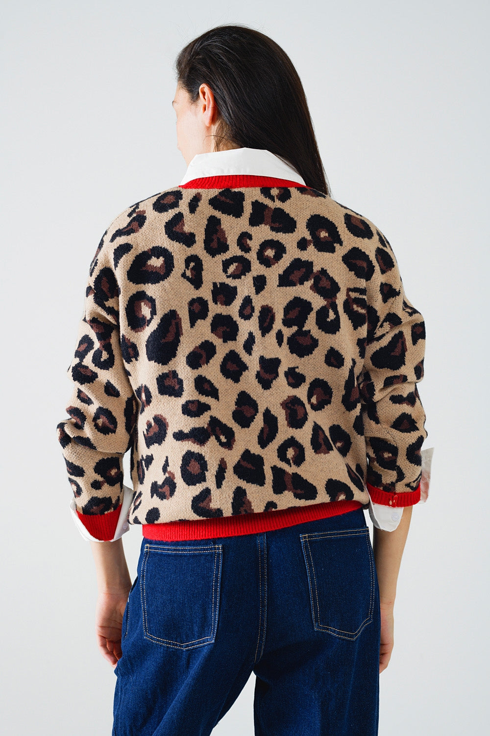 Suéter de leopardo con detalle rojo en el cuello y las mangas Q2