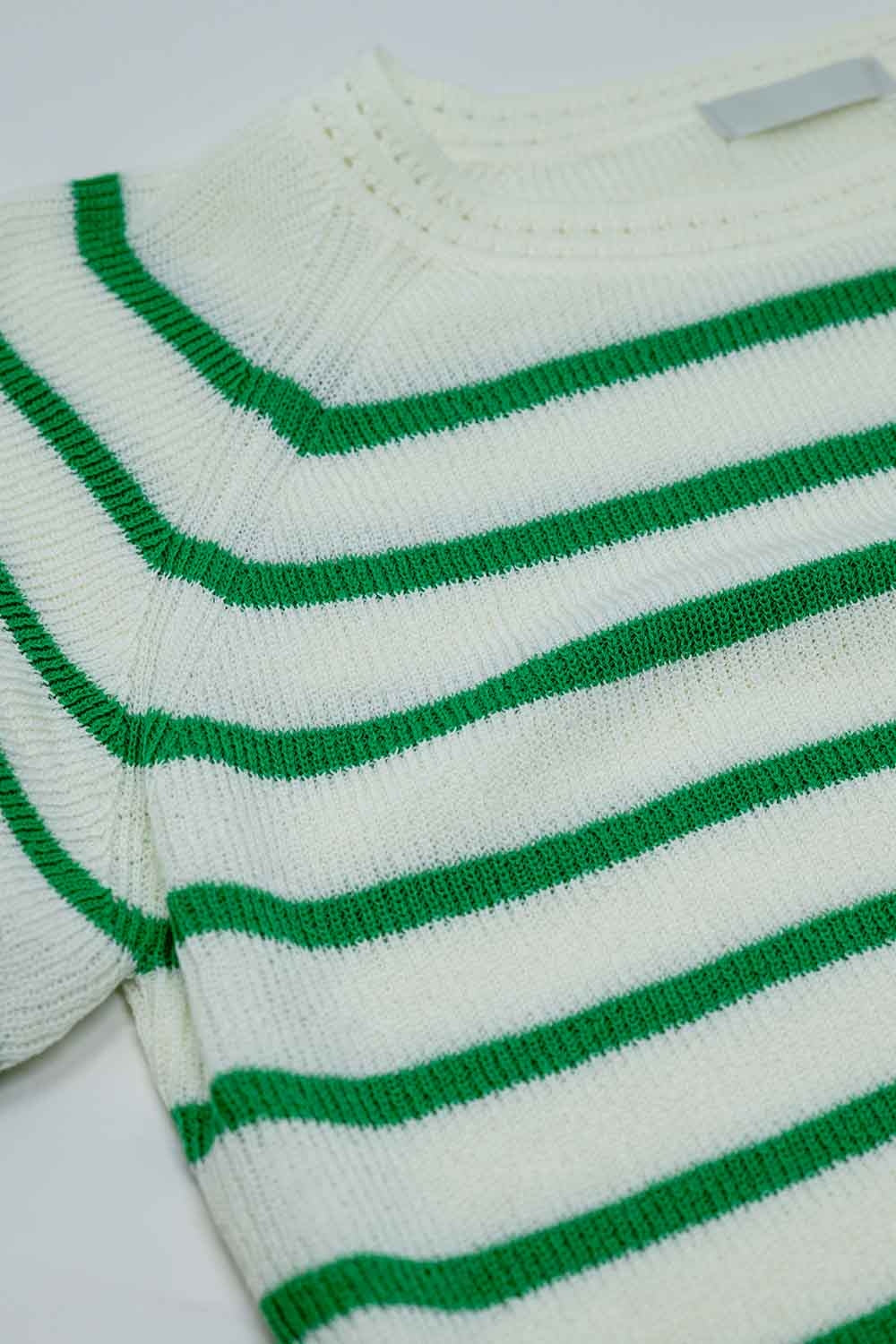 Sueter de manga corta de punto blanco con rayas verdes Q2