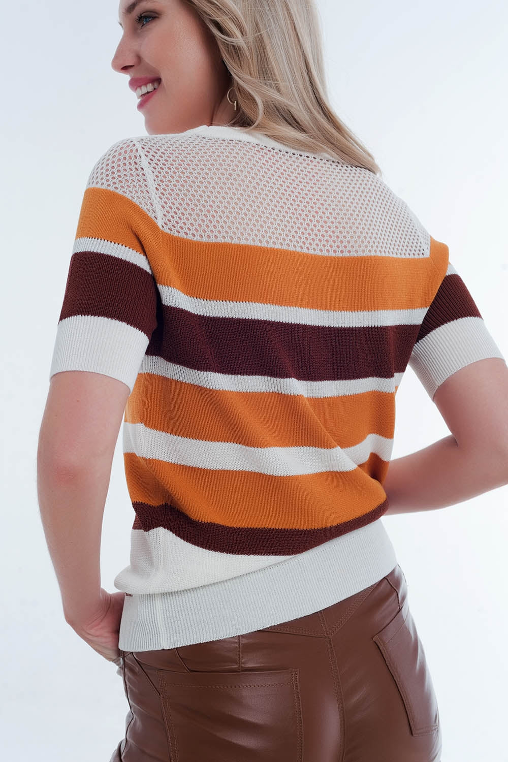 Sueter de punto calado a rayas color mostaza Q2