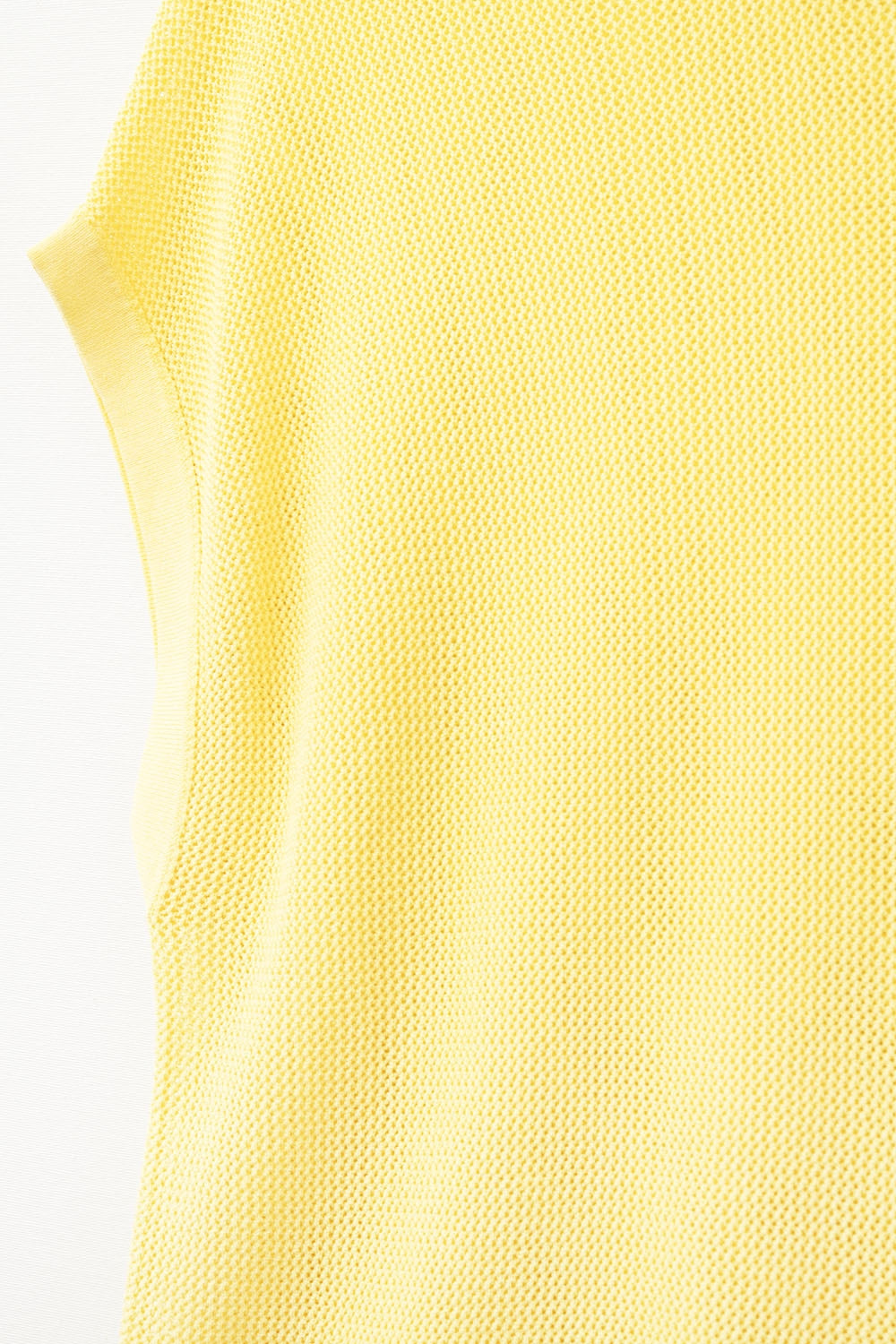 suéter de punto de rejilla en color amarillo Q2