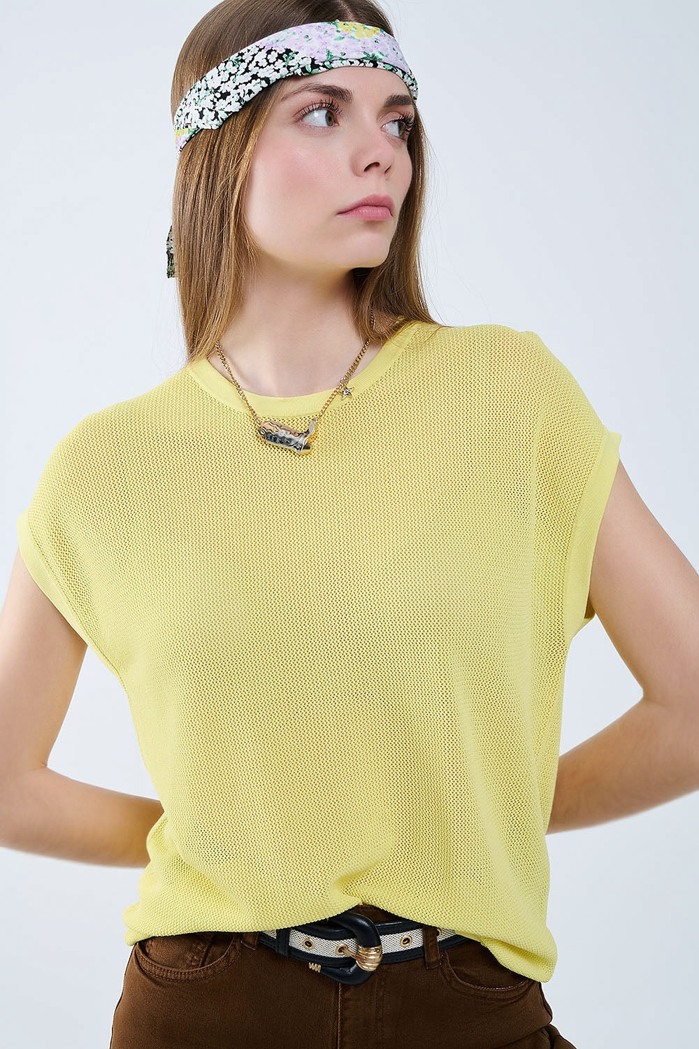 suéter de punto de rejilla en color amarillo Q2
