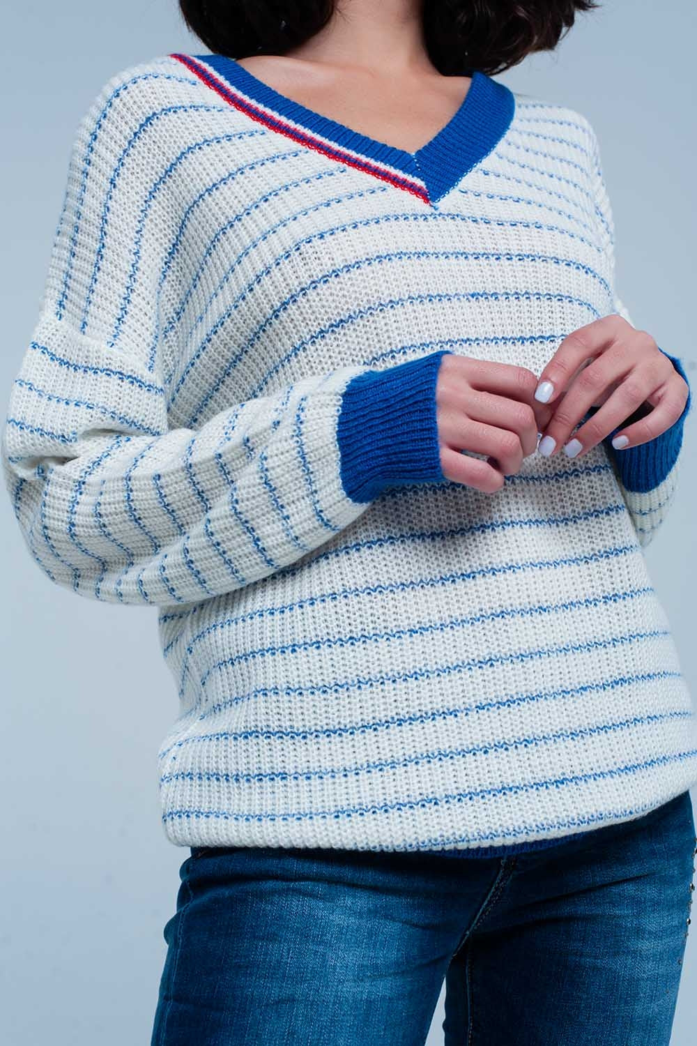 Suéter de rayas azules con cuello de pico Q2