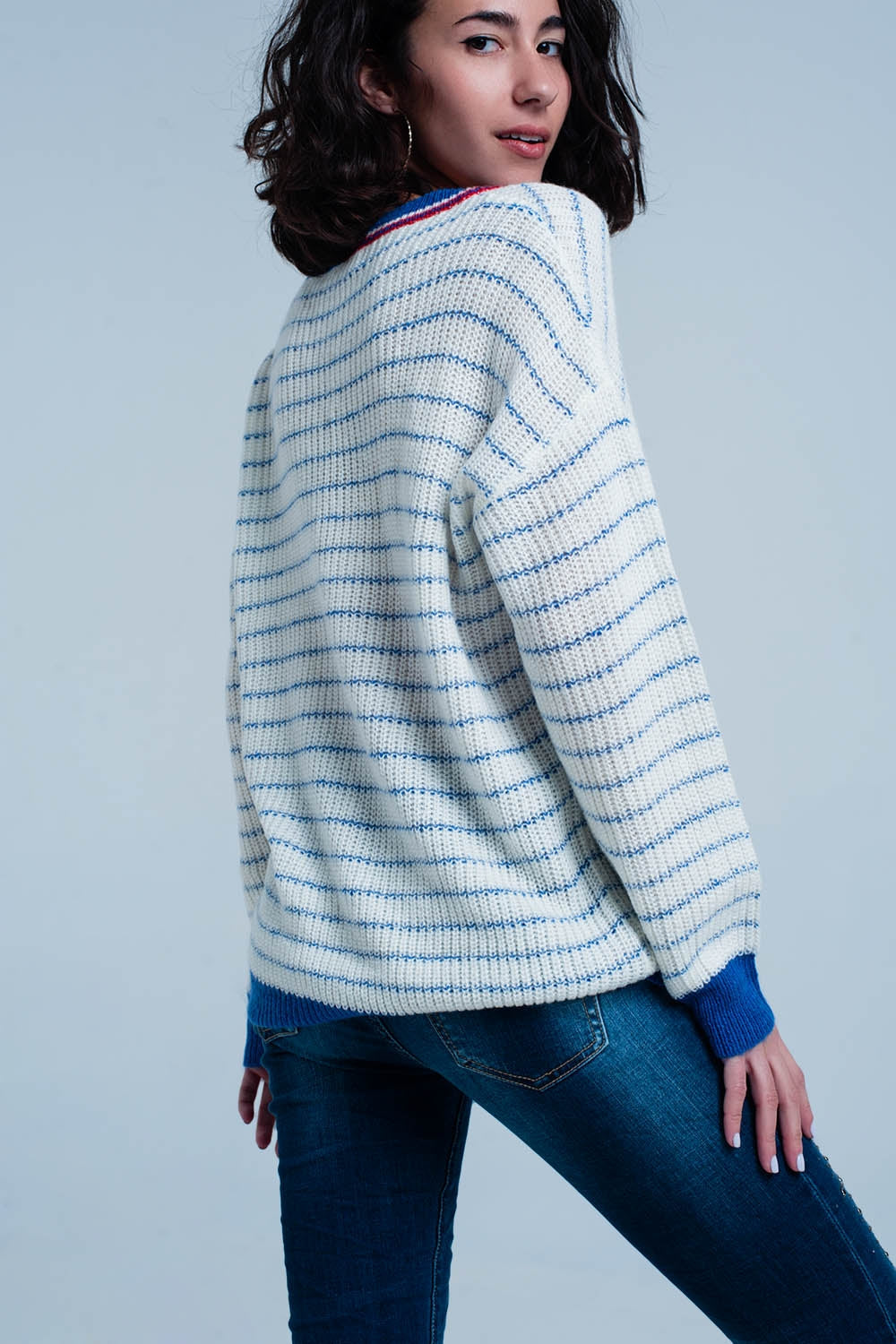 Suéter de rayas azules con cuello de pico Q2