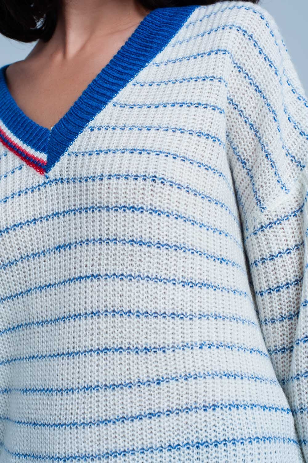 Suéter de rayas azules con cuello de pico Q2