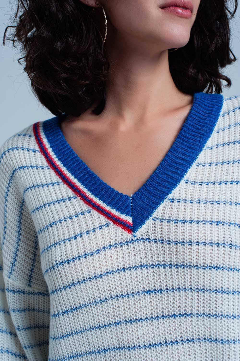 Suéter de rayas azules con cuello de pico Q2