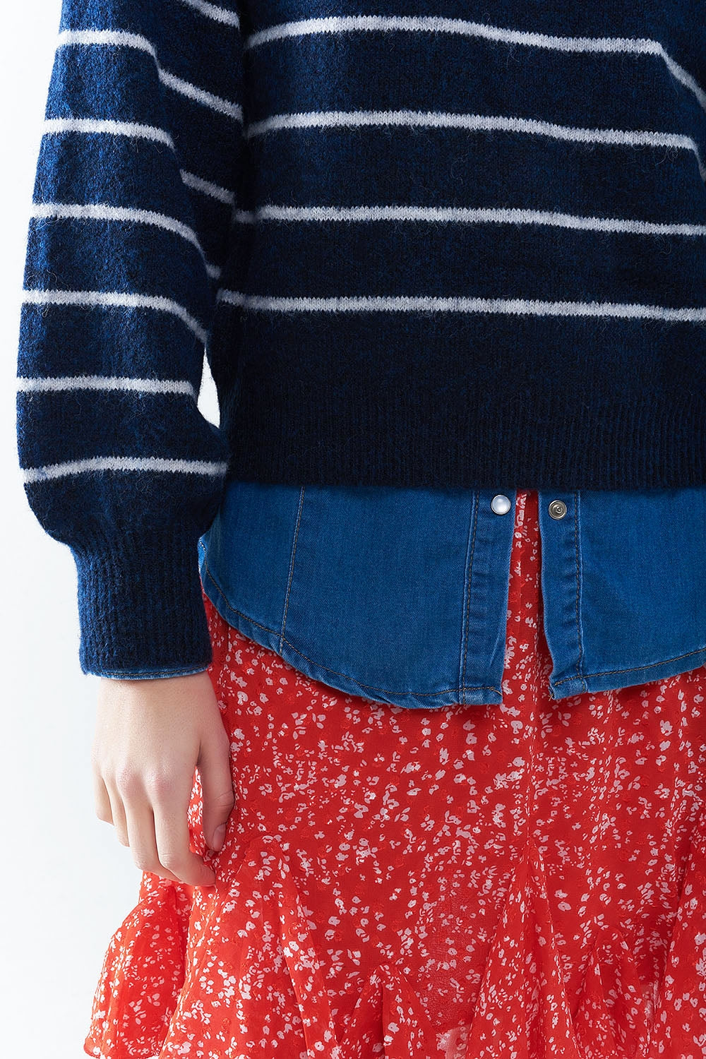 Suéter de rayas azules con detalle de corazón rojo Q2