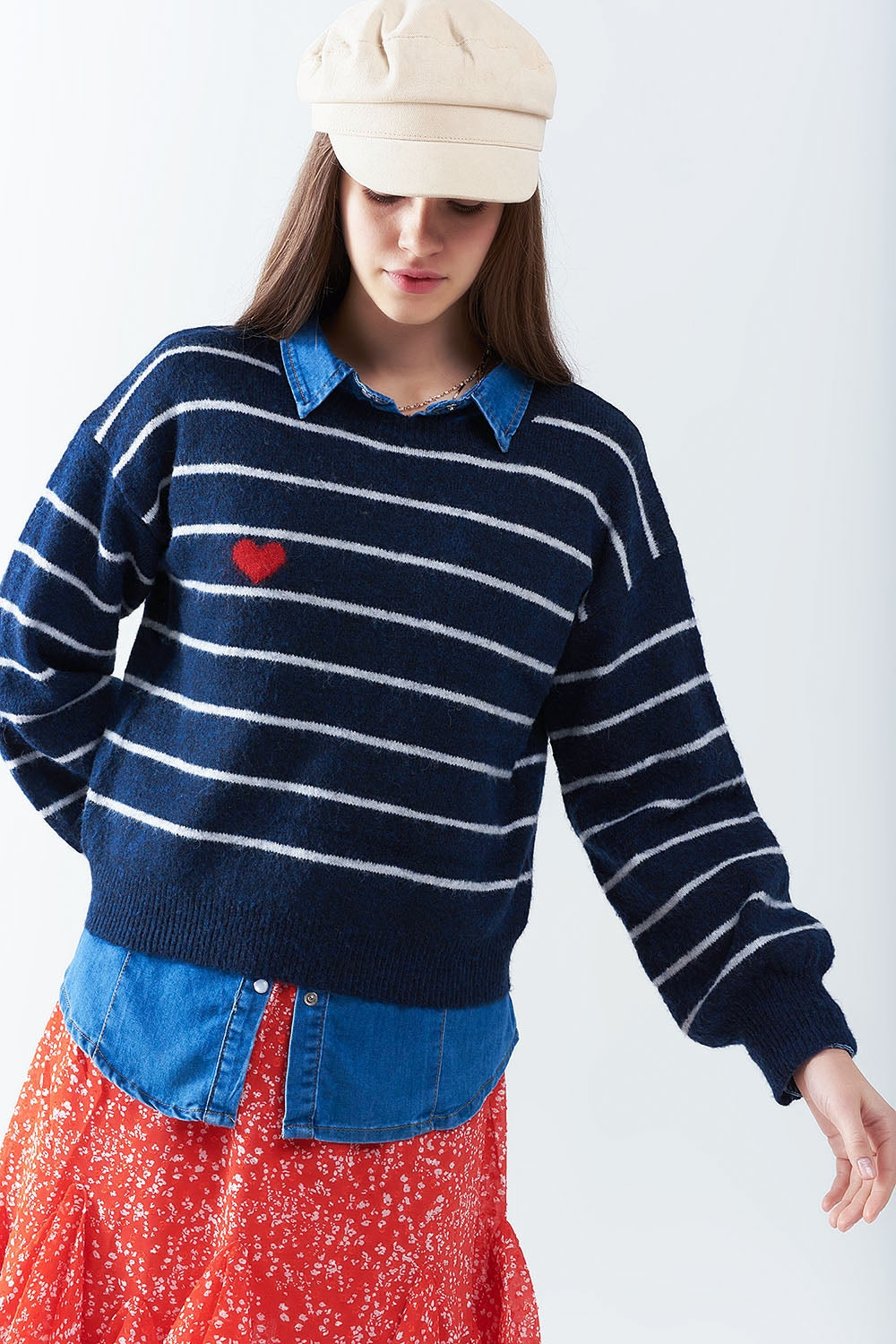 Suéter de rayas azules con detalle de corazón rojo Q2