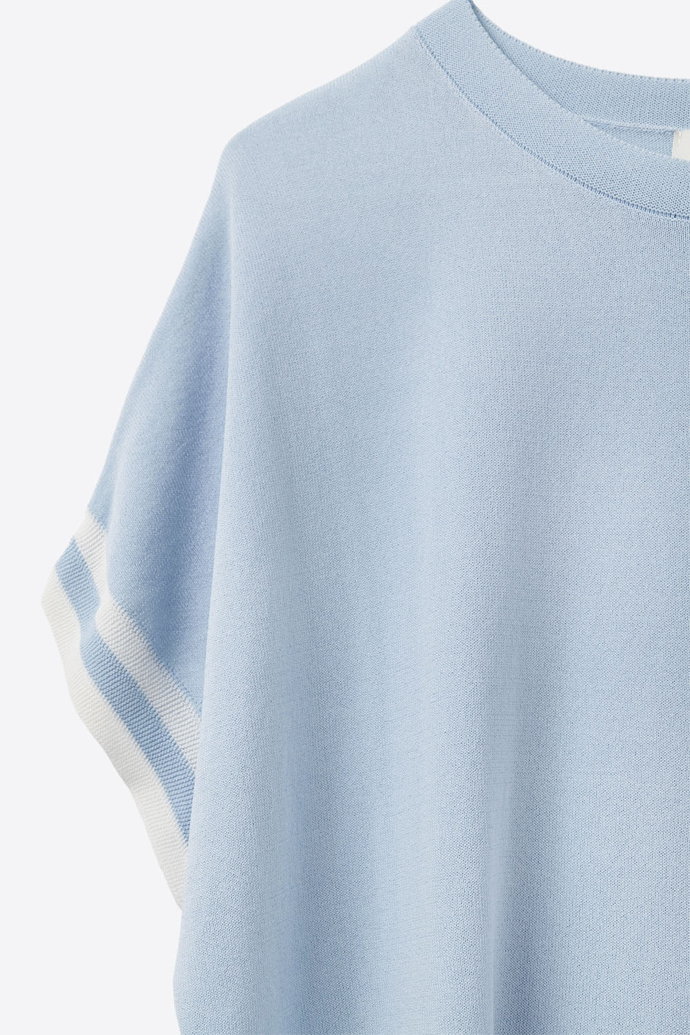 Suéter en azul bebé con detalle de contraste blanco Q2
