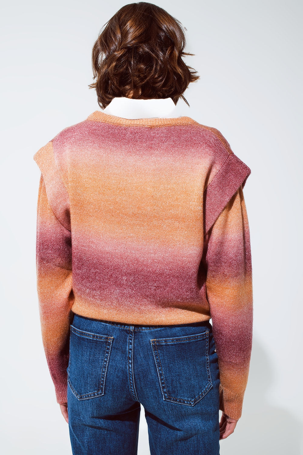 Suéter en diseño degradado naranja y rojo con cuello redondo y detalles en las mangas Q2