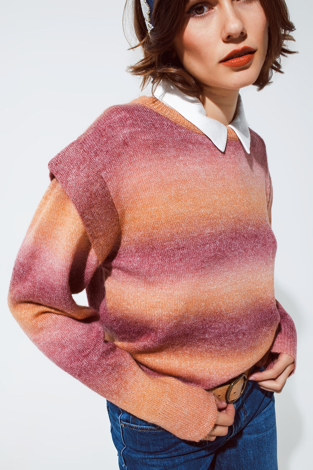 Suéter en diseño degradado naranja y rojo con cuello redondo y detalles en las mangas Q2