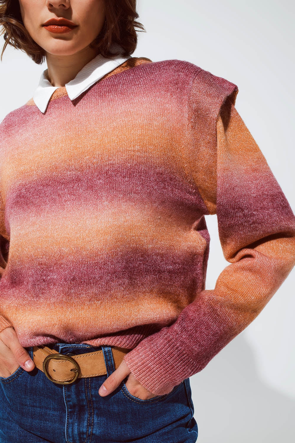 Suéter en diseño degradado naranja y rojo con cuello redondo y detalles en las mangas Q2