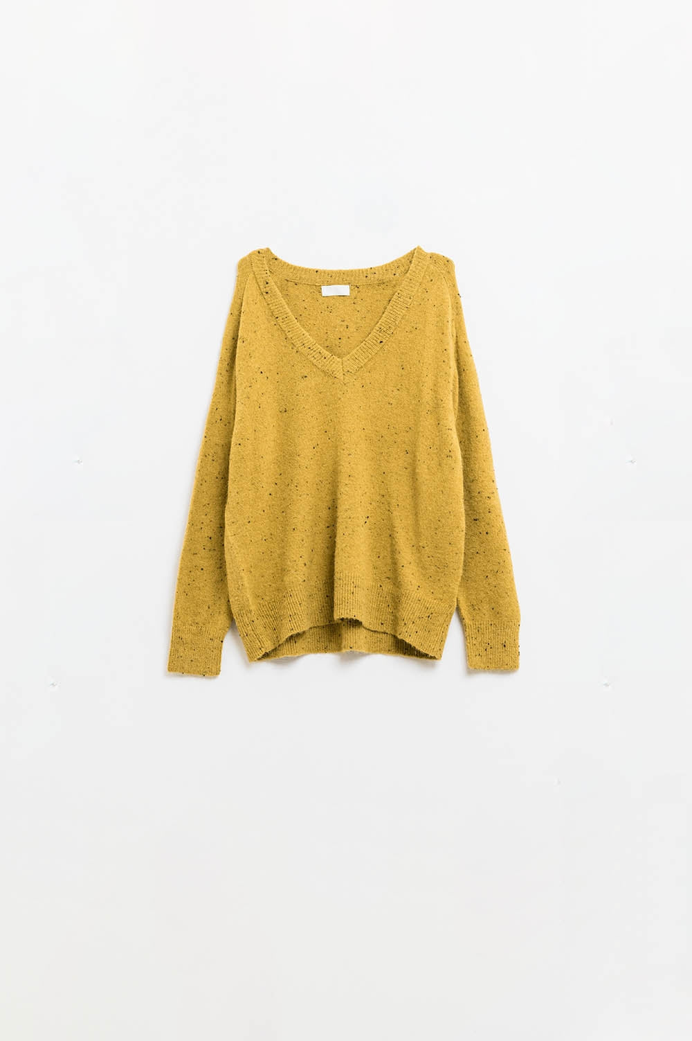 Suéter moteado de cuello de pico y corte relajado en amarillo mostaza Q2
