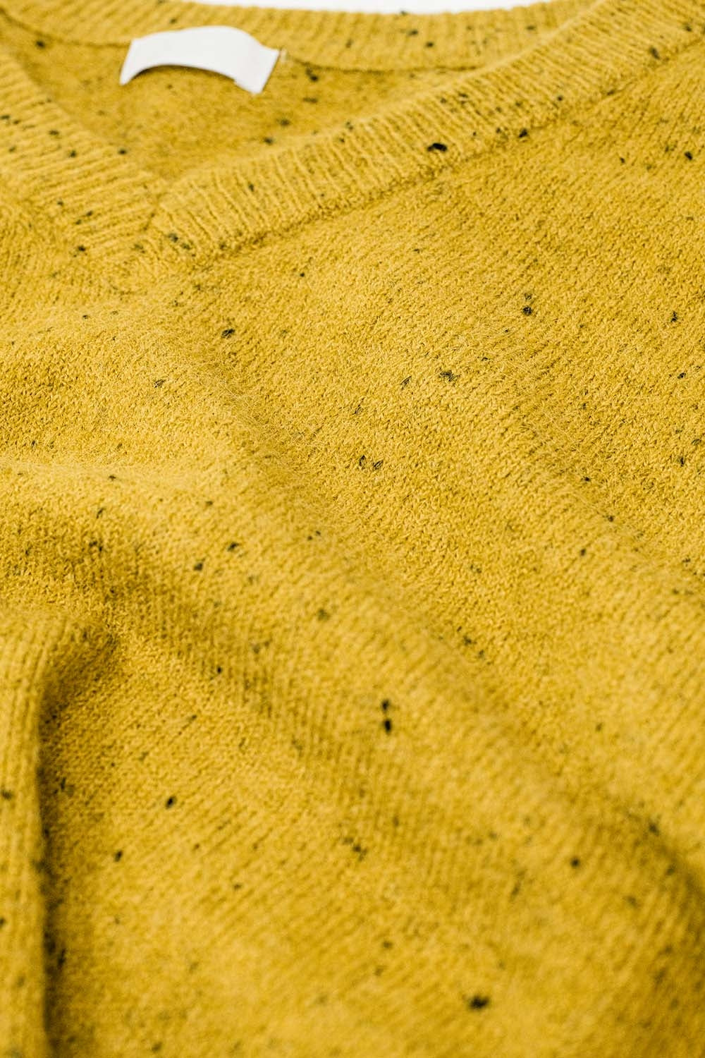 Suéter moteado de cuello de pico y corte relajado en amarillo mostaza Q2