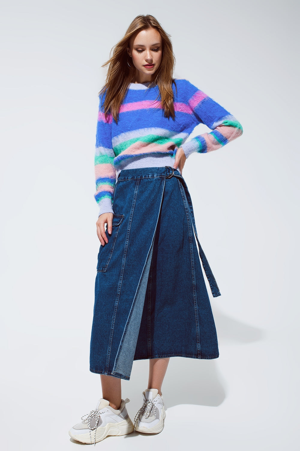 Suéter multicolor con rayas en rosa y azules Q2