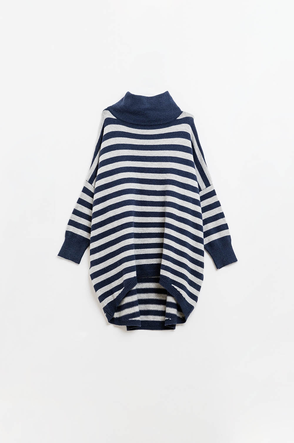 Suéter oversize de cuello alto con alas de murciélago y rayas en azul marino y gris Q2