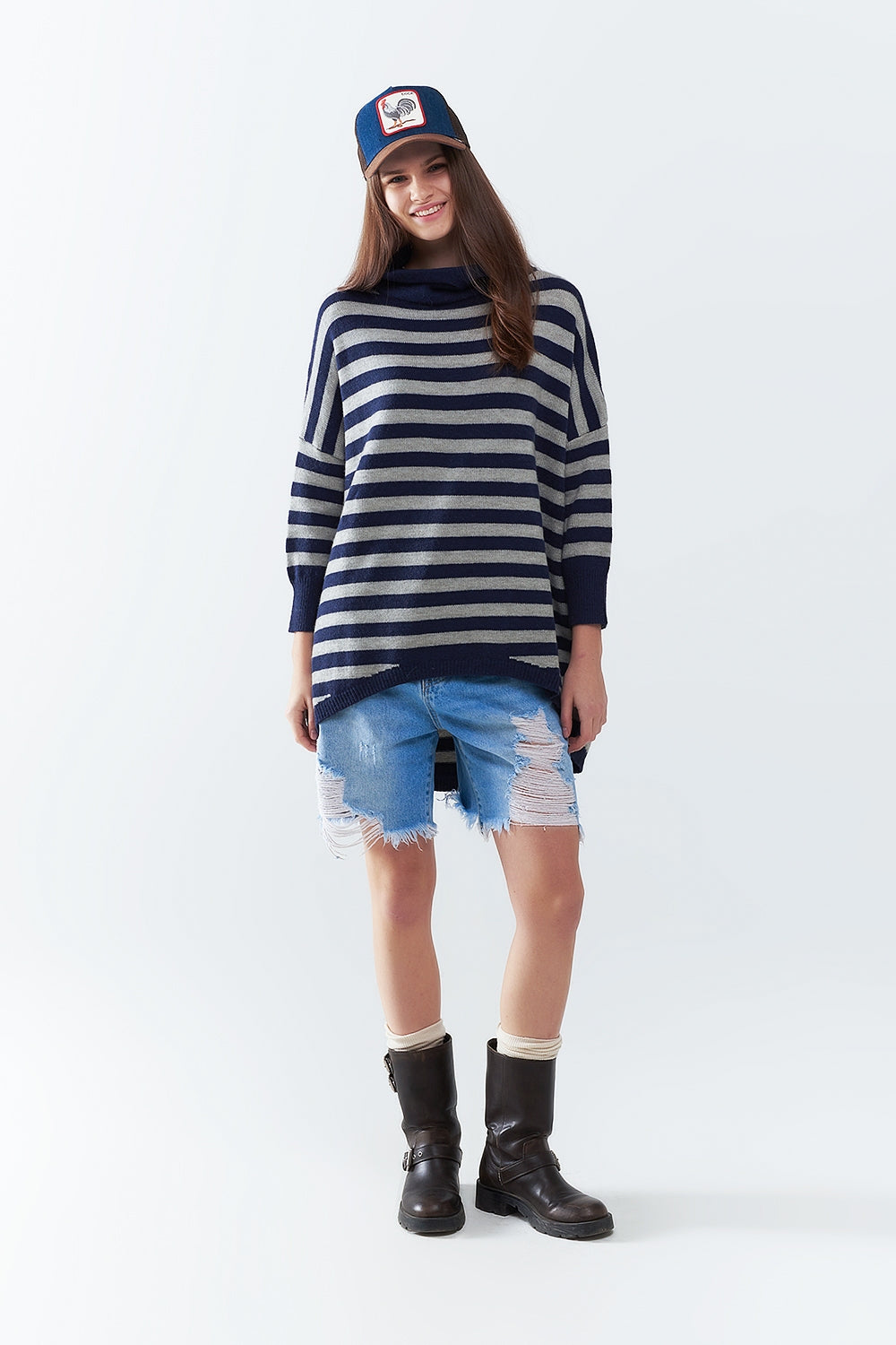 Suéter oversize de cuello alto con alas de murciélago y rayas en azul marino y gris Q2