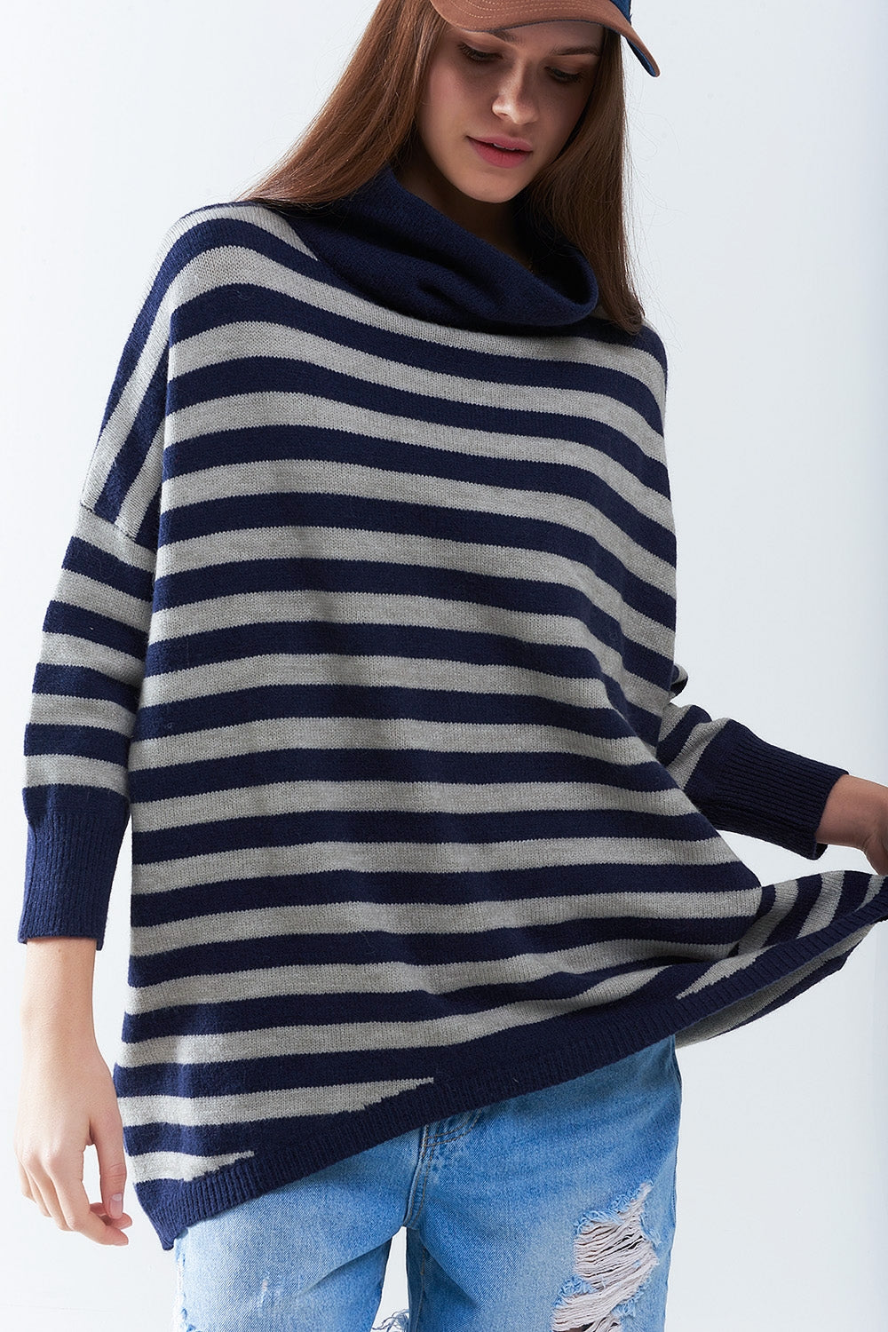 Suéter oversize de cuello alto con alas de murciélago y rayas en azul marino y gris Q2