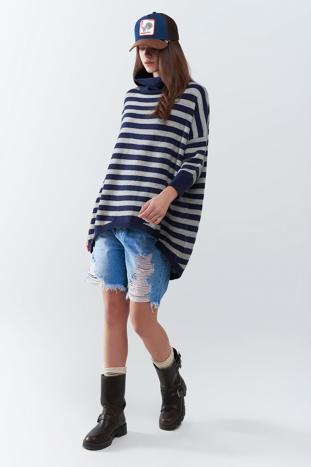 Suéter oversize de cuello alto con alas de murciélago y rayas en azul marino y gris Q2