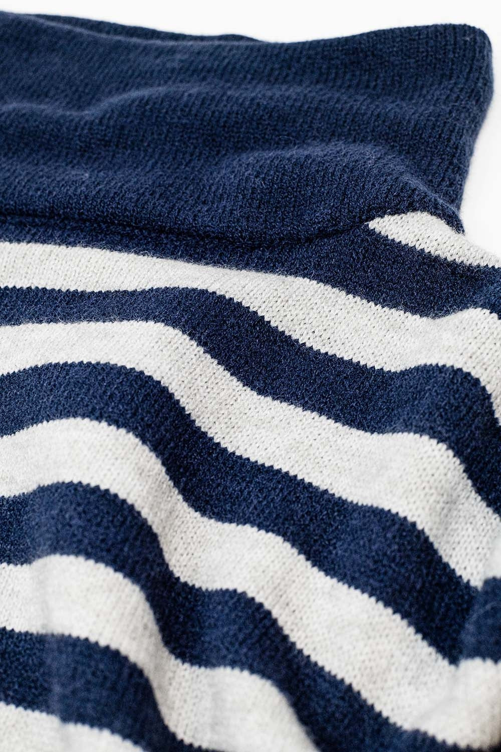 Suéter oversize de cuello alto con alas de murciélago y rayas en azul marino y gris Q2