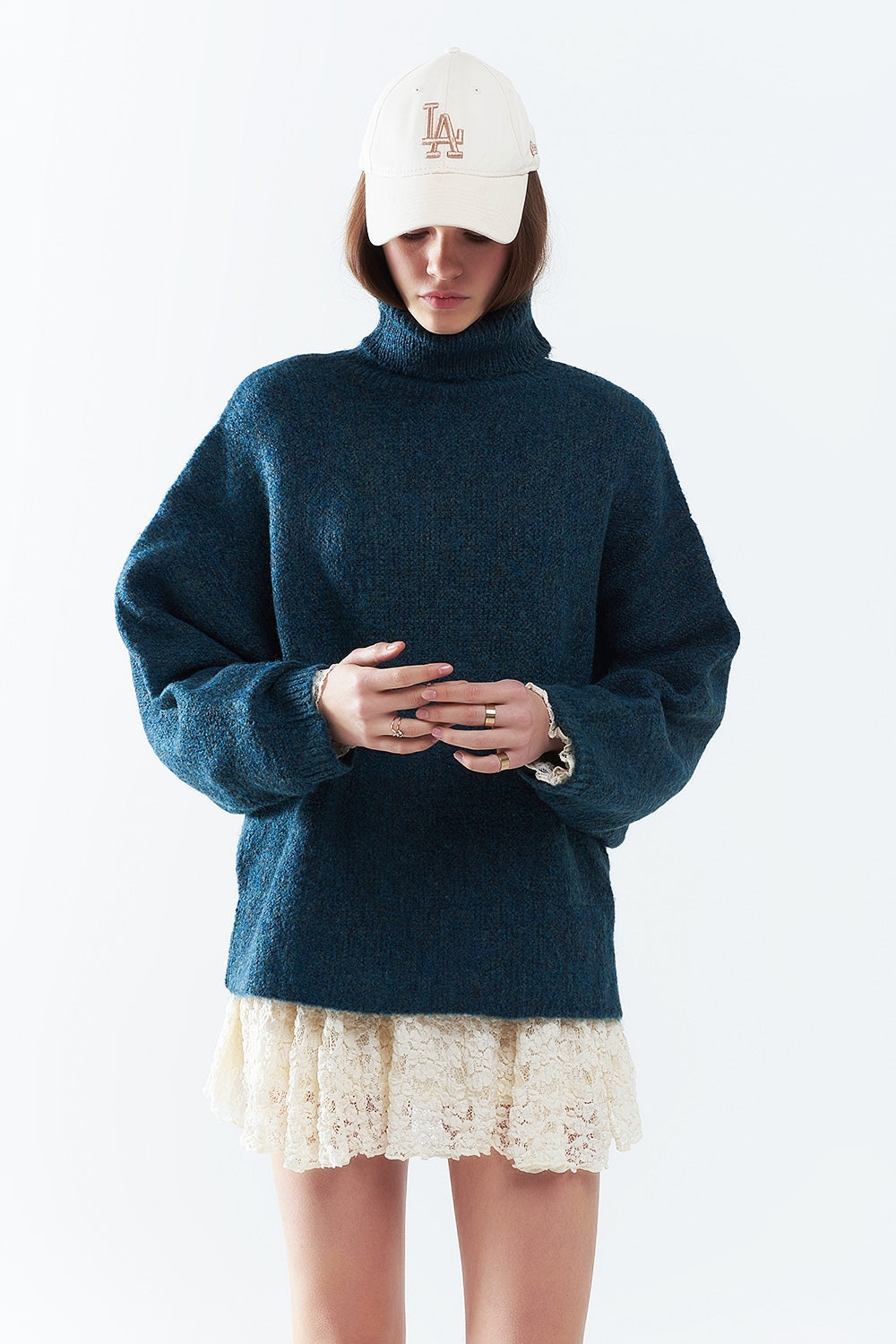 Suéter oversize en color verde azulado con cuello alto y mangas sueltas. Q2