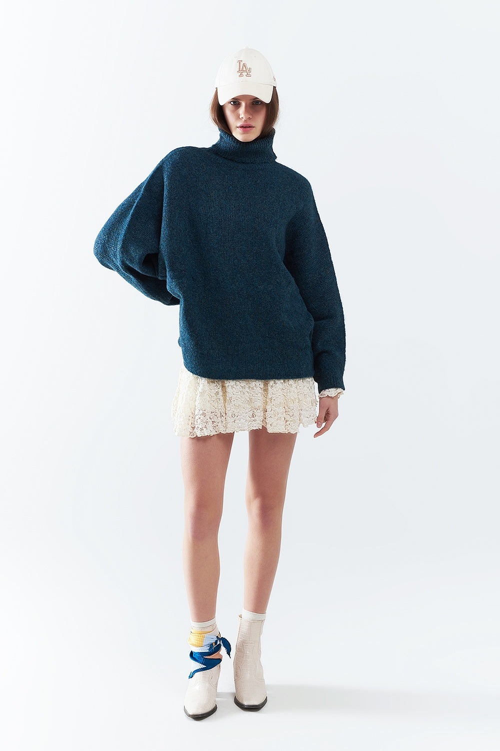 Suéter oversize en color verde azulado con cuello alto y mangas sueltas. Q2