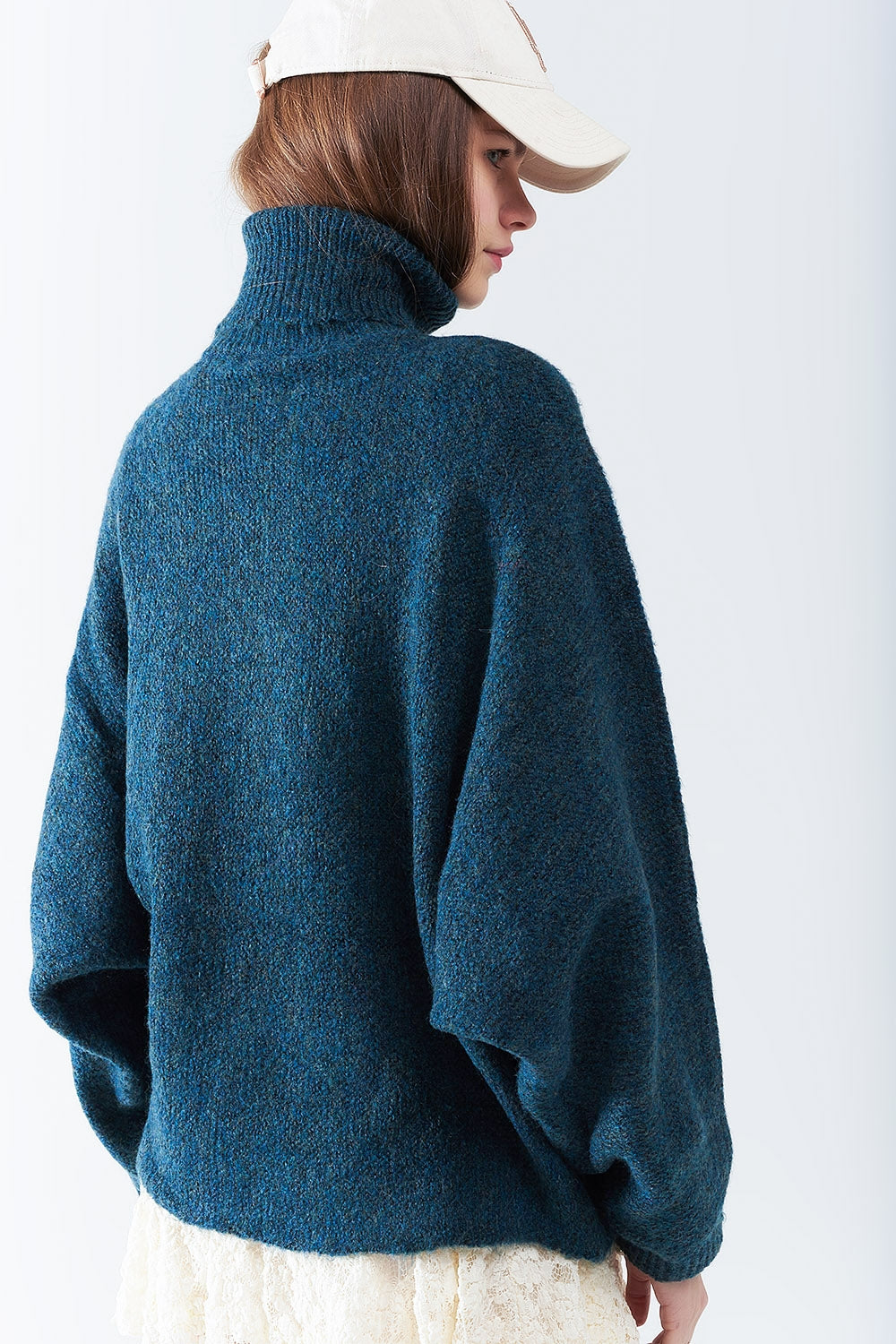 Suéter oversize en color verde azulado con cuello alto y mangas sueltas. Q2
