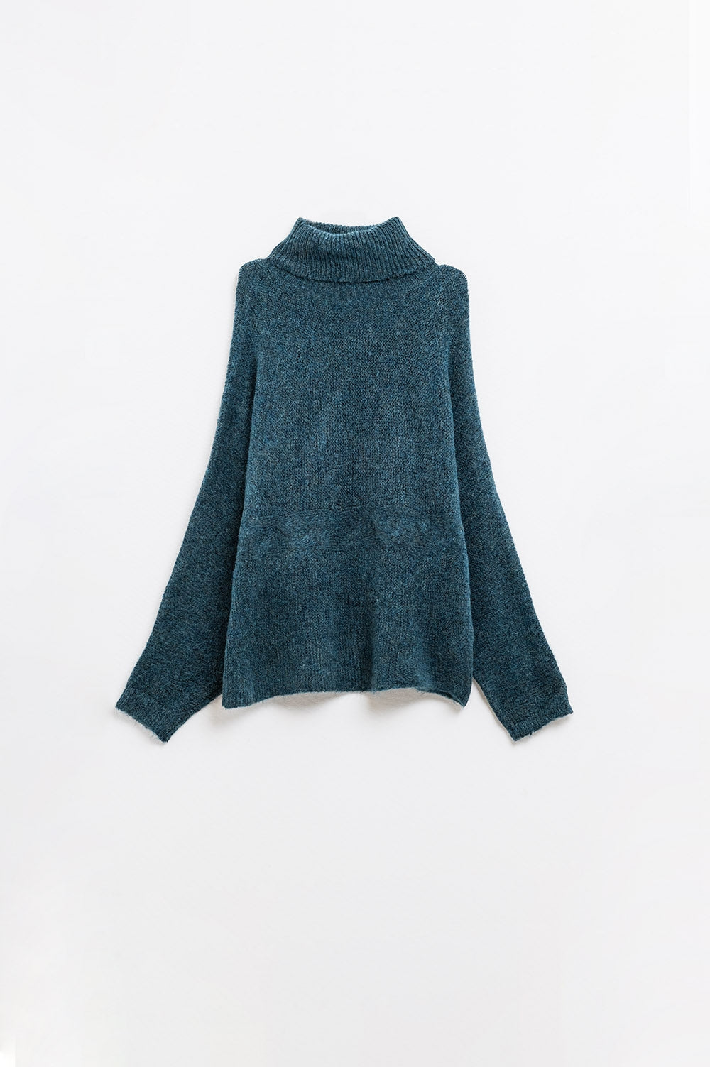 Suéter oversize en color verde azulado con cuello alto y mangas sueltas. Q2