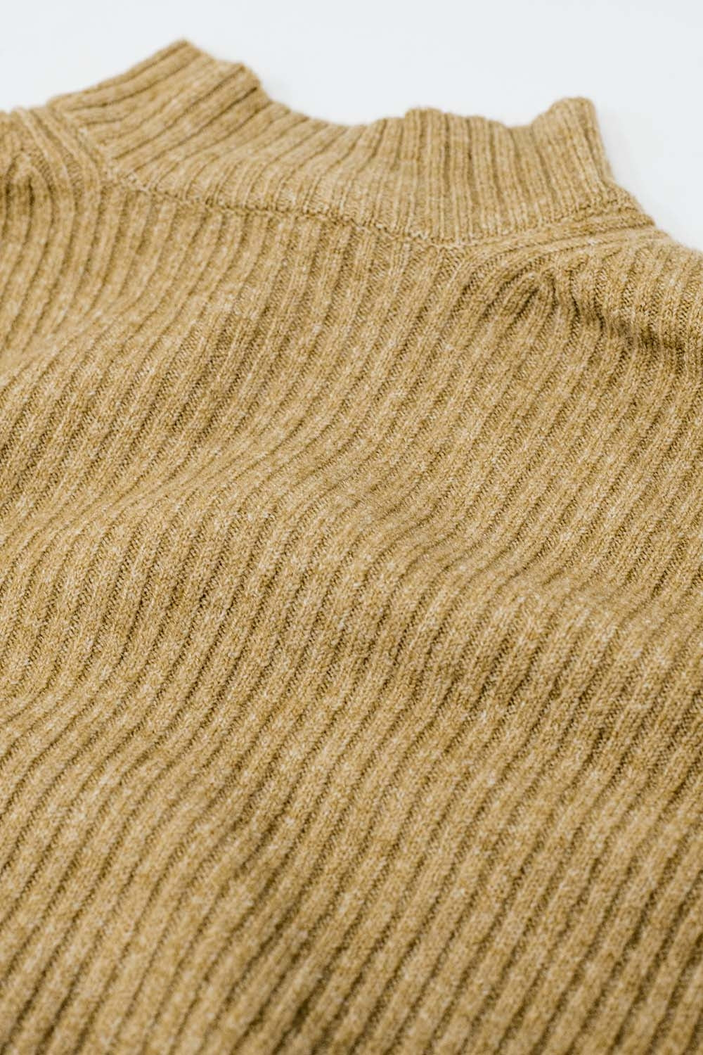 suéter relajado beige de canalé y cuello alto Q2