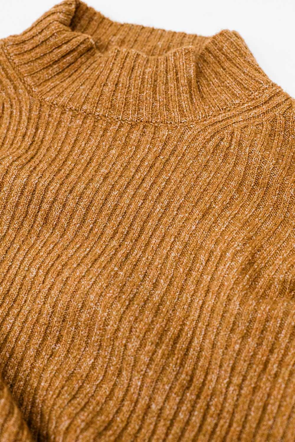 suéter relajado camel de canalé y cuello alto Q2