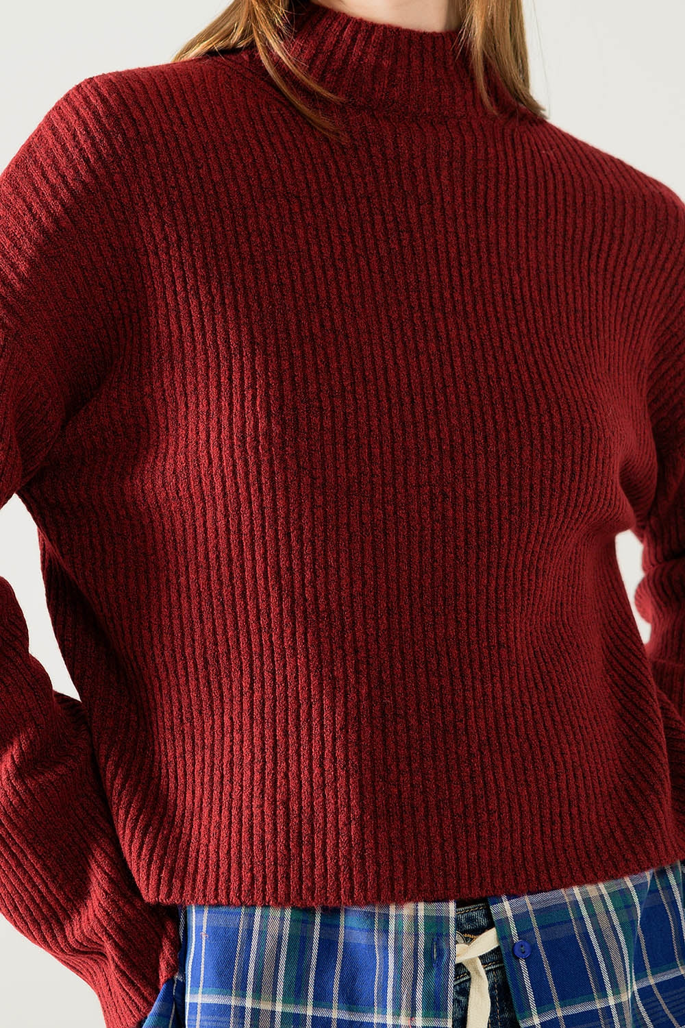 suéter relajado de cuello alto de canalé en color vino Q2