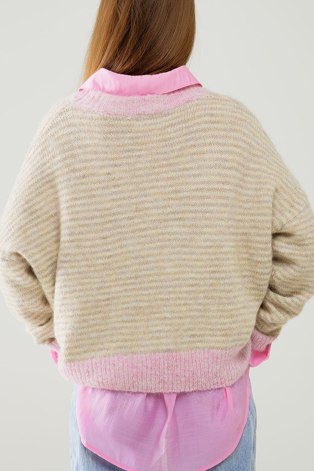 Suéter relajado de rayas en color beige con detalles en rosa Q2