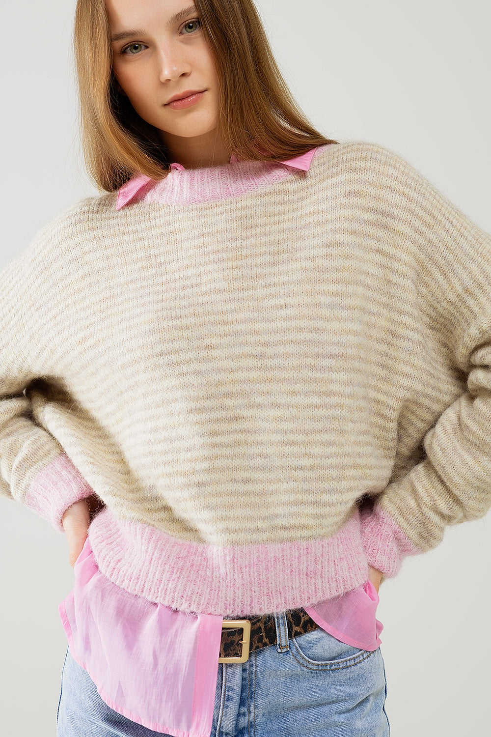 Q2 Suéter relajado de rayas en color beige con detalles en rosa